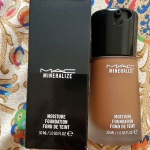 Mac mineralize moisture foundation
